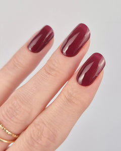 Sheesh Nails – LA by Night – tiefdunkle bordeauxrote Nagelfolien mit elegantem Hochglanz-Finish. Perfekte Passform und starker Halt für edle, verführerische Maniküren mit luxuriöser Abend-Ästhetik.