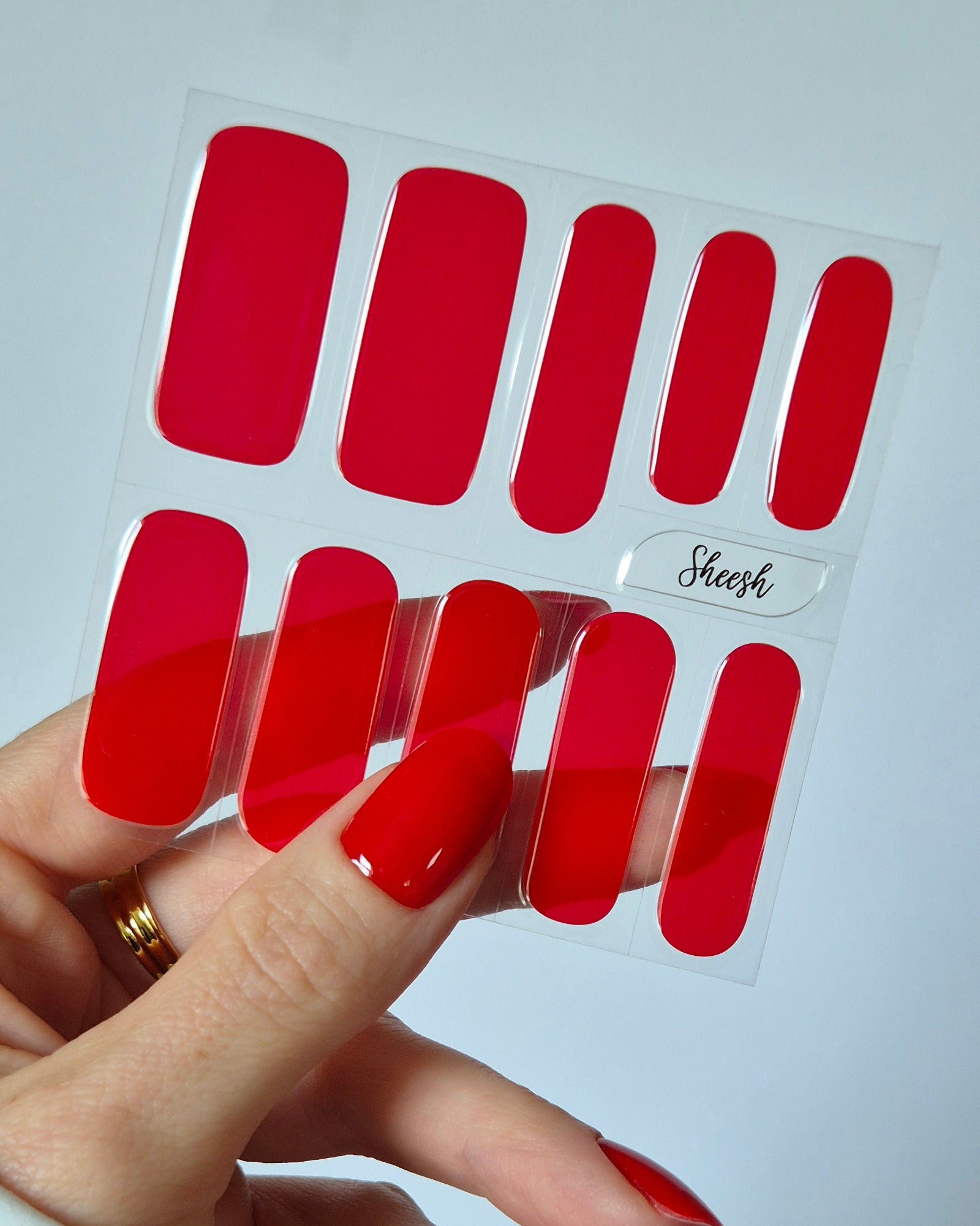 Sheesh Nails – Lifeguard – leuchtend rote Nagelfolien mit glänzendem Finish und intensiver Farbbrillanz. Perfekte Passform und starker Halt für klassische, ausdrucksstarke Maniküren mit Wow-Effekt.