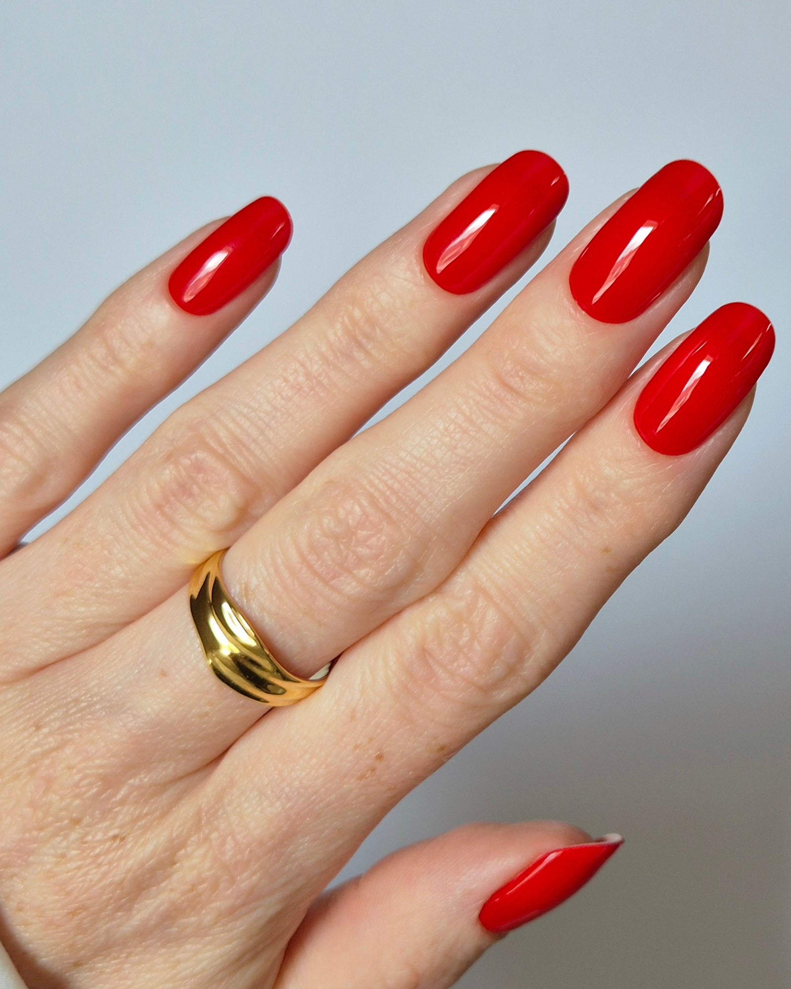 Sheesh Nails – Lifeguard – leuchtend rote Nagelfolien mit glänzendem Finish und intensivem Farbglanz. Perfekte Passform und starker Halt für klassische, ausdrucksstarke Maniküren mit Wow-Effekt.