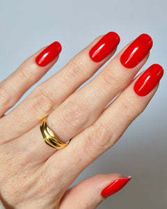 Hand mit leuchtend roten Nägeln trägt die Sheesh Nails UV-Nagelfolie „Lifeguard“. Der kräftige, hochglänzende Rotton sorgt für einen ausdrucksstarken, klassischen Look – perfekt für selbstbewusste Styles, Sommer-Outfits und elegante Auftritte.