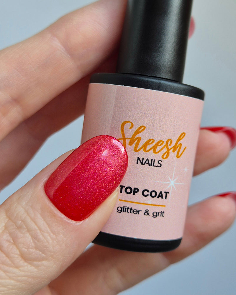 Sheesh Nails – Glitter & Grit Top Coat – glänzender Überlack mit feinen Glitzerpartikeln für extra Strahlkraft und langanhaltenden Schutz. Verleiht jeder Maniküre ein schimmerndes Finish und versiegelt Sheesh Nails Nagelfolien dauerhaft. Ideal für funkelnde Nail-Looks, Partys und besondere Anlässe.