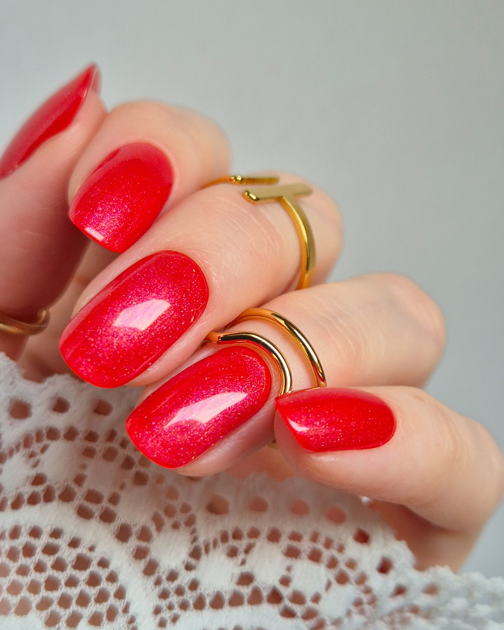 Sheesh Nails – Glitter & Grit Top Coat – glänzender Überlack mit feinen Glitzerpartikeln für extra Strahlkraft und langanhaltenden Schutz. Verleiht jeder Maniküre ein schimmerndes Finish und versiegelt Sheesh Nails Nagelfolien dauerhaft. Ideal für funkelnde Nail-Looks, Partys und besondere Anlässe.