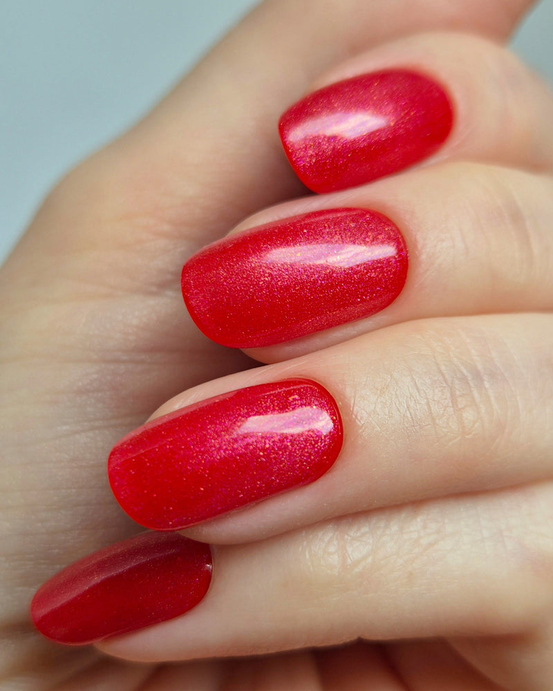 Sheesh Nails – Lifeguard – leuchtend rote Nagelfolien mit feinem Glitzereffekt und intensiver Farbbrillanz. Perfekte Passform und langanhaltender Halt für auffällige, sommerliche Maniküren mit Glamour-Finish.