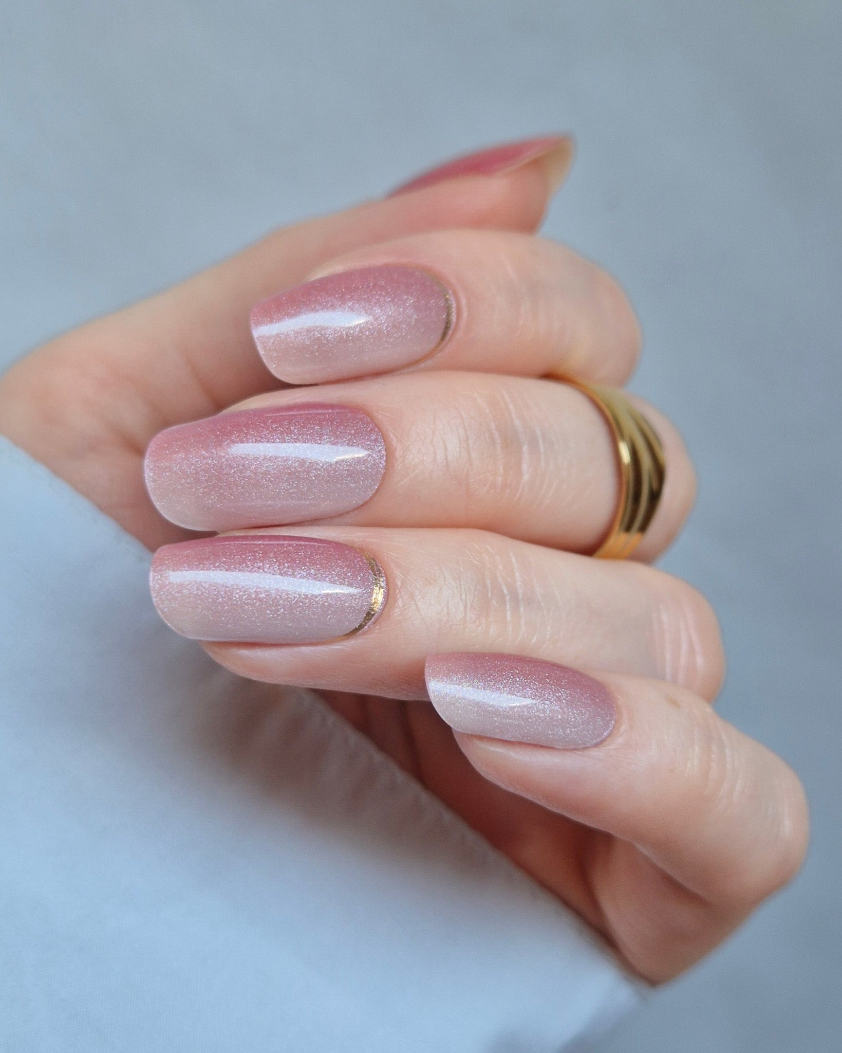 Nahaufnahme der Sheesh Nails UV-Nagelfolie „Little Secret“. Der zarte Roséton mit feinem Silberglitter sorgt für einen eleganten, femininen Look mit edlem Schimmer – ideal für besondere Anlässe oder einen stilvollen Auftritt im Alltag.