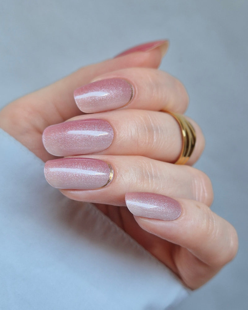 Nahaufnahme der Sheesh Nails UV-Nagelfolie „Little Secret“. Der zarte Roséton mit feinem Silberglitter sorgt für einen eleganten, femininen Look mit edlem Schimmer – ideal für besondere Anlässe oder einen stilvollen Auftritt im Alltag.