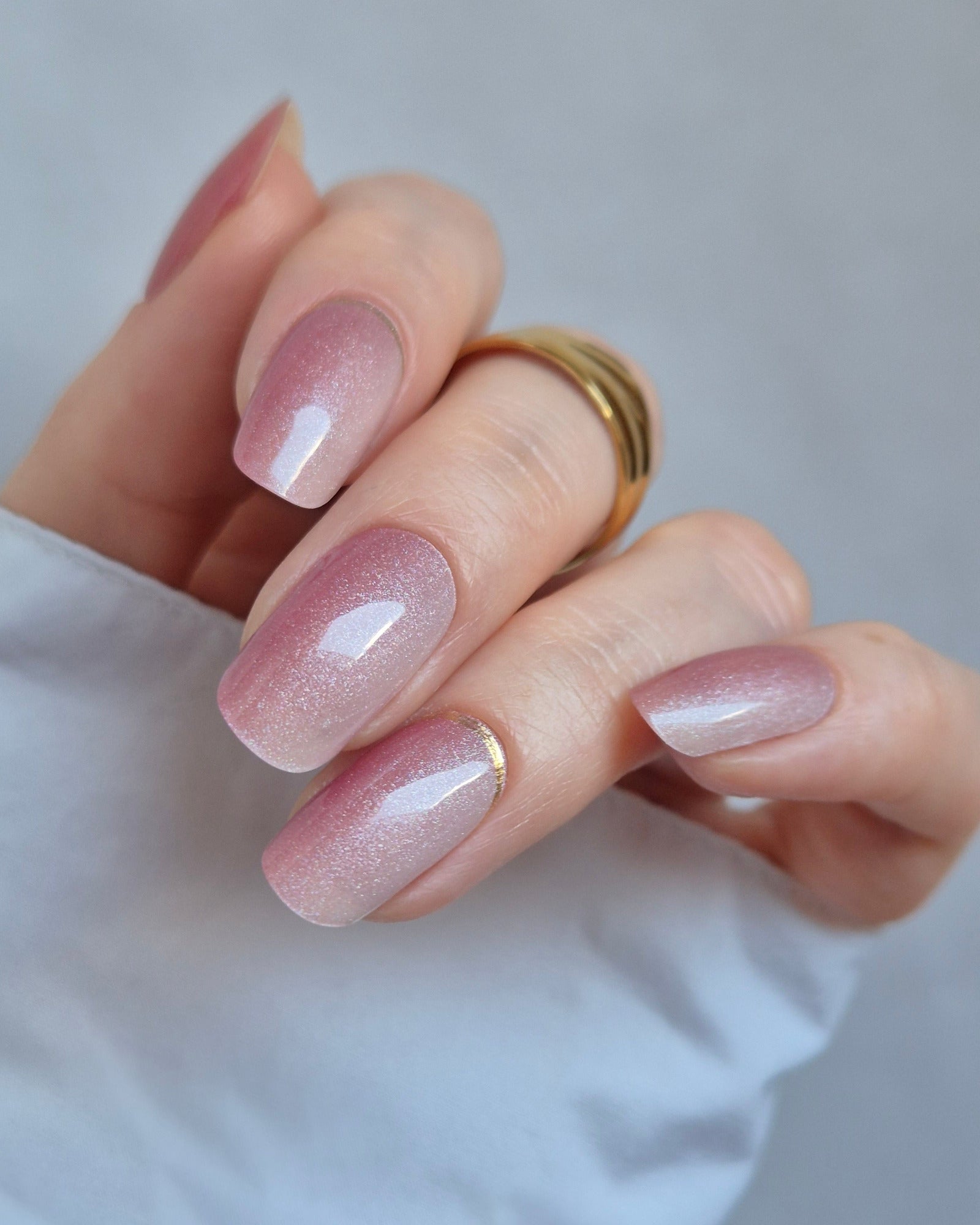 Nahaufnahme der Sheesh Nails UV-Nagelfolie „Little Secret“. Der zarte Roséton mit feinem Silberglitter sorgt für einen eleganten, femininen Look mit edlem Schimmer – ideal für besondere Anlässe oder einen stilvollen Auftritt im Alltag.