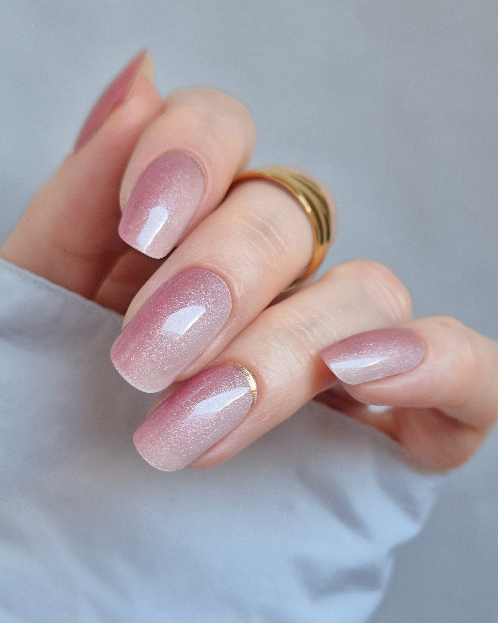 Nahaufnahme der Sheesh Nails UV-Nagelfolie „Little Secret“. Der zarte Roséton mit feinem Silberglitter sorgt für einen eleganten, femininen Look mit edlem Schimmer – ideal für besondere Anlässe oder einen stilvollen Auftritt im Alltag.