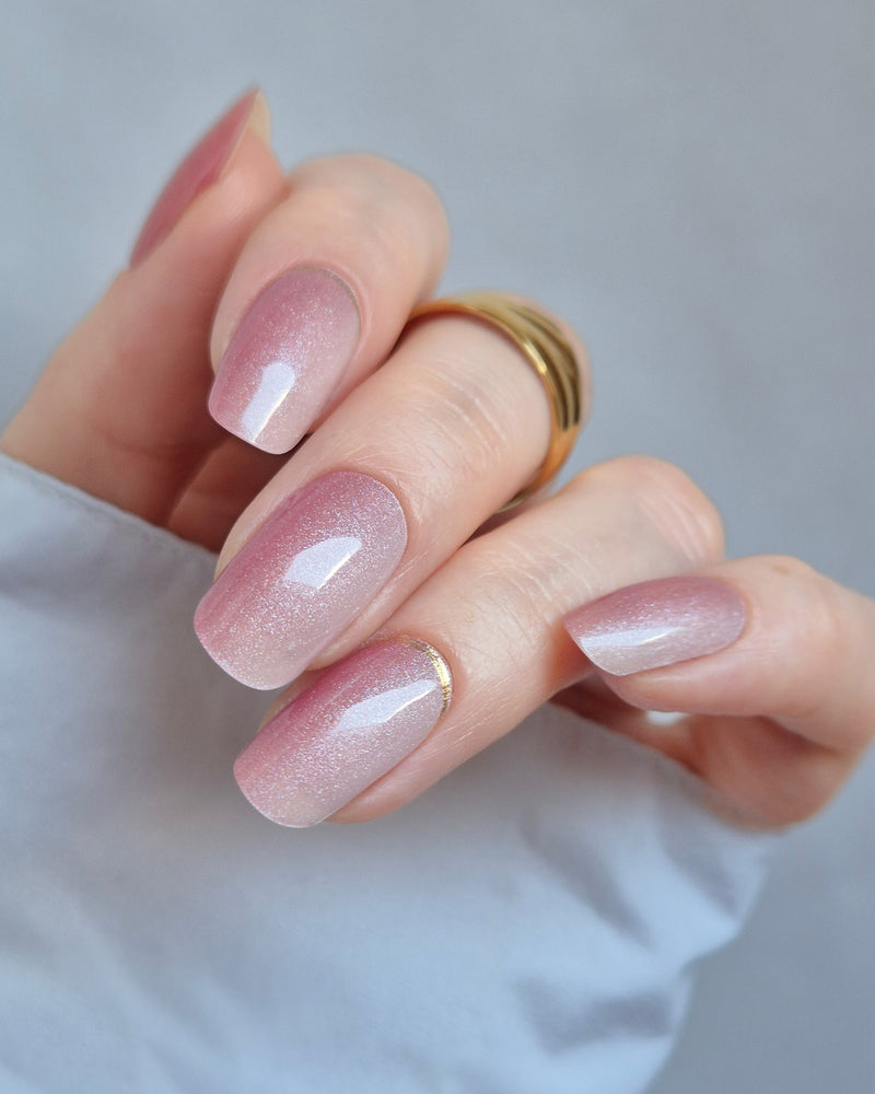 Nahaufnahme der Sheesh Nails UV-Nagelfolie „Little Secret“. Der zarte Roséton mit feinem Silberglitter sorgt für einen eleganten, femininen Look mit edlem Schimmer – ideal für besondere Anlässe oder einen stilvollen Auftritt im Alltag.