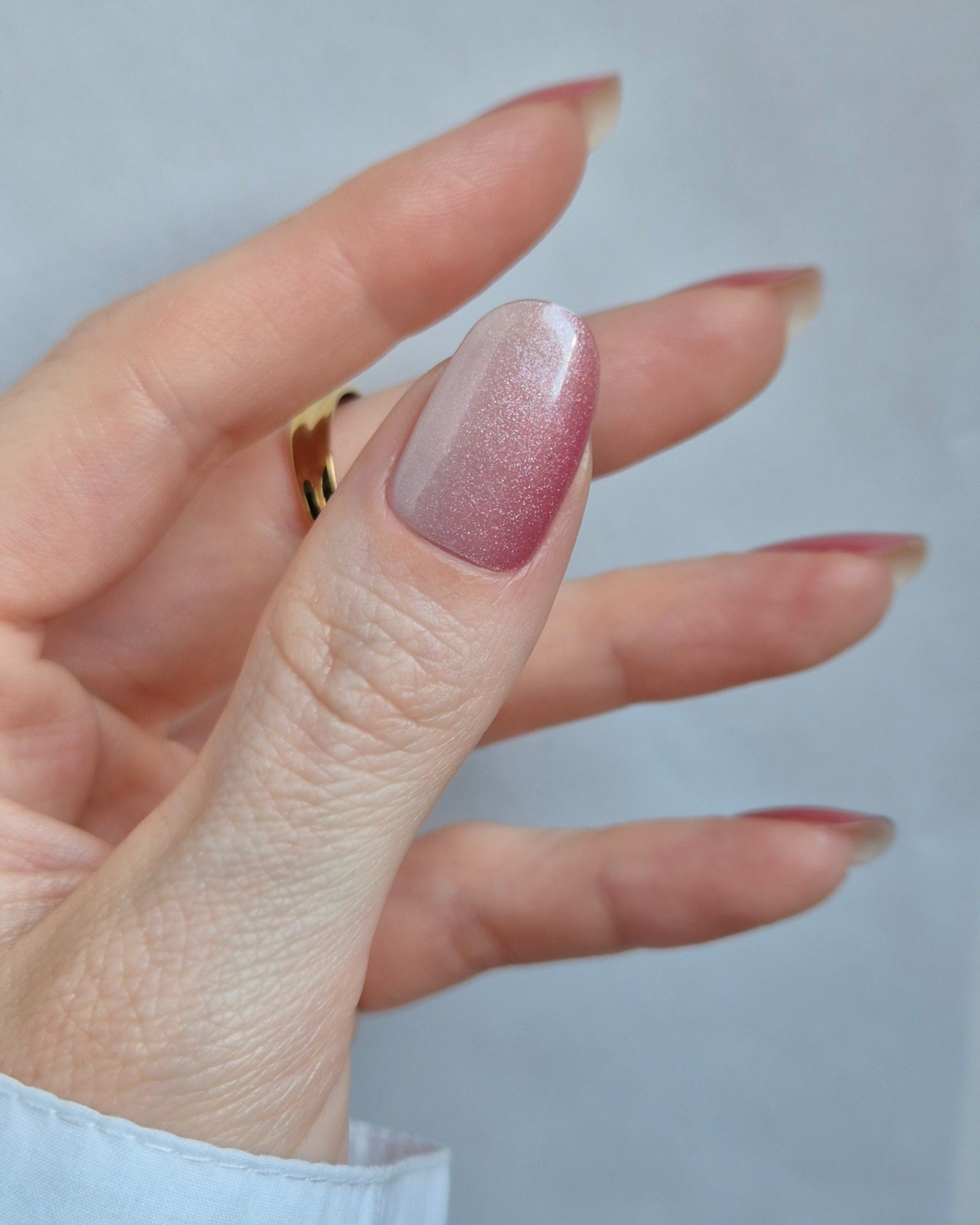 Nahaufnahme einer Hand mit der Sheesh Nails UV-Nagelfolie Little Secret. Die Nägel glänzen in einem sanften Rosé mit feinem, schimmerndem Silberverlauf und elegantem Finish. Der Look wirkt feminin, edel und modern – perfekt für Alltag, Date-Night oder besondere Anlässe.