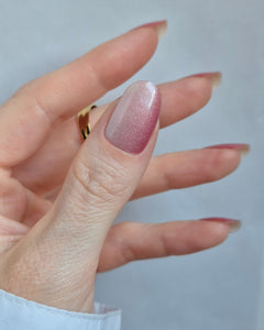 Nahaufnahme einer Hand mit der Sheesh Nails UV-Nagelfolie Little Secret. Die Nägel glänzen in einem sanften Rosé mit feinem, schimmerndem Silberverlauf und elegantem Finish. Der Look wirkt feminin, edel und modern – perfekt für Alltag, Date-Night oder besondere Anlässe.