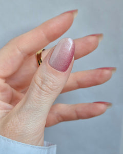Nahaufnahme der Sheesh Nails UV-Nagelfolie „Little Secret“. Der zarte Roséton mit feinem Silberglitter sorgt für einen eleganten, femininen Look mit edlem Schimmer – ideal für besondere Anlässe oder einen stilvollen Auftritt im Alltag.