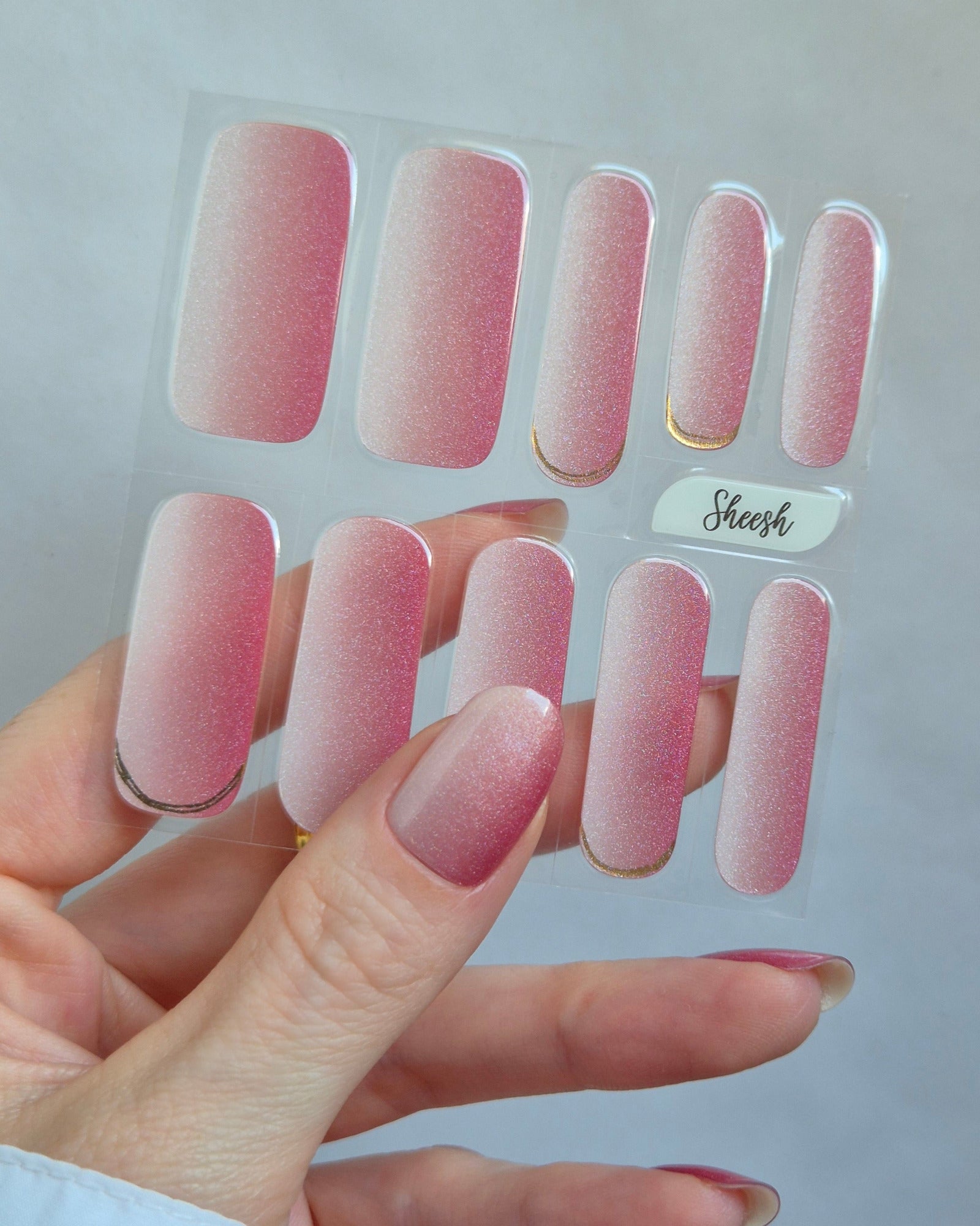 Nahaufnahme der Sheesh Nails UV-Nagelfolie „Little Secret“. Zarter Farbverlauf von Rosé zu funkelndem Silberglitter verleiht den Nägeln einen eleganten, femininen Look – ideal für festliche Anlässe oder einen stilvollen Auftritt im Alltag.