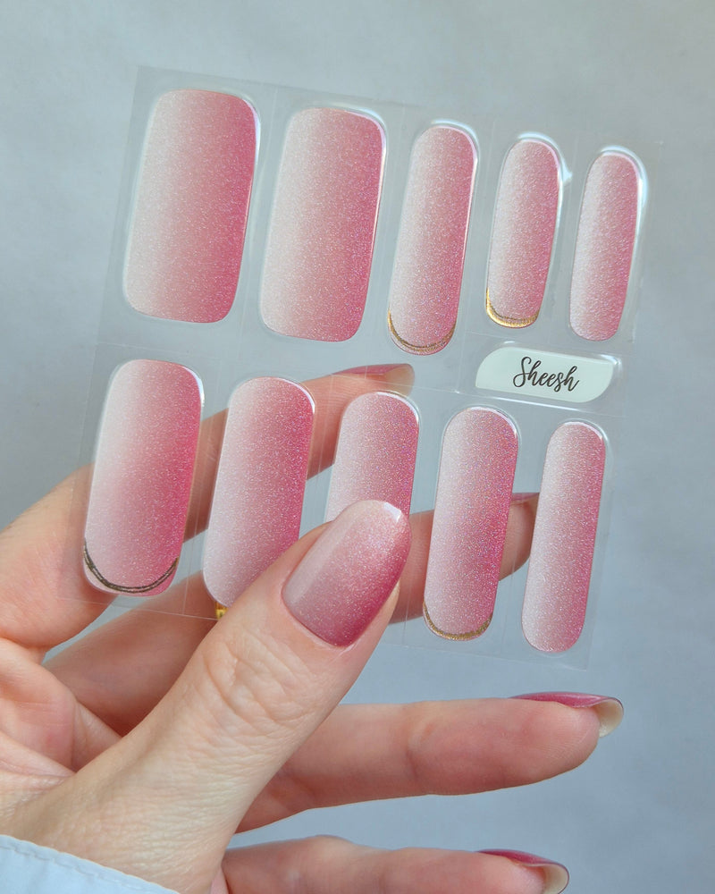 Nahaufnahme der Sheesh Nails UV-Nagelfolie „Little Secret“. Der zarte Roséton mit feinem Silberglitter sorgt für einen eleganten, femininen Look mit edlem Schimmer – ideal für besondere Anlässe oder einen stilvollen Auftritt im Alltag.