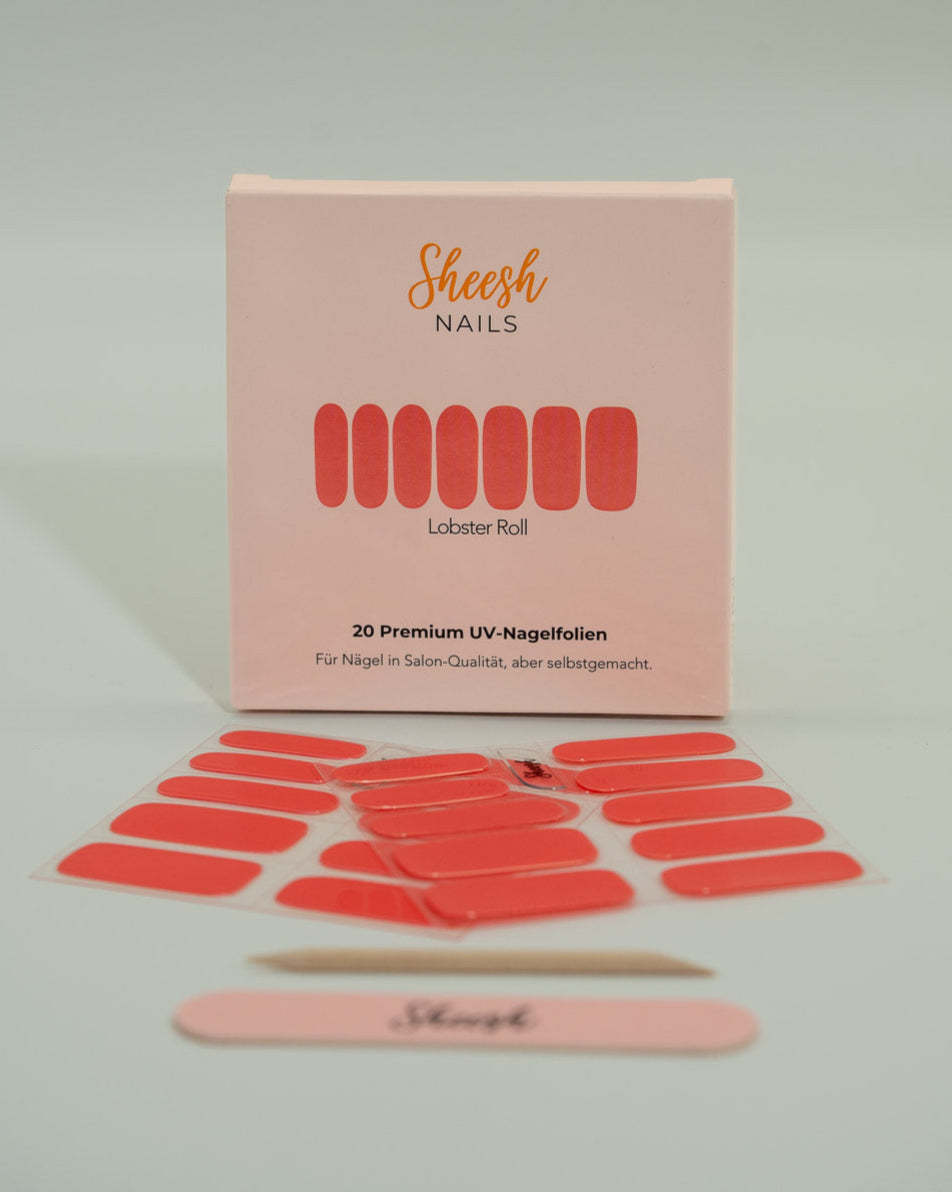 Sheesh UV-Nagelfolien Lobster Roll – Produktfoto der Verpackung mit Folienbogen, Feile und Holzstäbchen in Salonqualität.