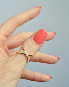 UV Nagelfolien in leuchtendem Korallrot – SHEESH Nails „Lobster Roll“. Hand hält glänzende korallrote Gel-Nagelfolien auf transparenter Trägerfolie. Intensive Sommerfarbe, vegan, selbstklebend und lang haltbar für perfekte Maniküre zuhause.