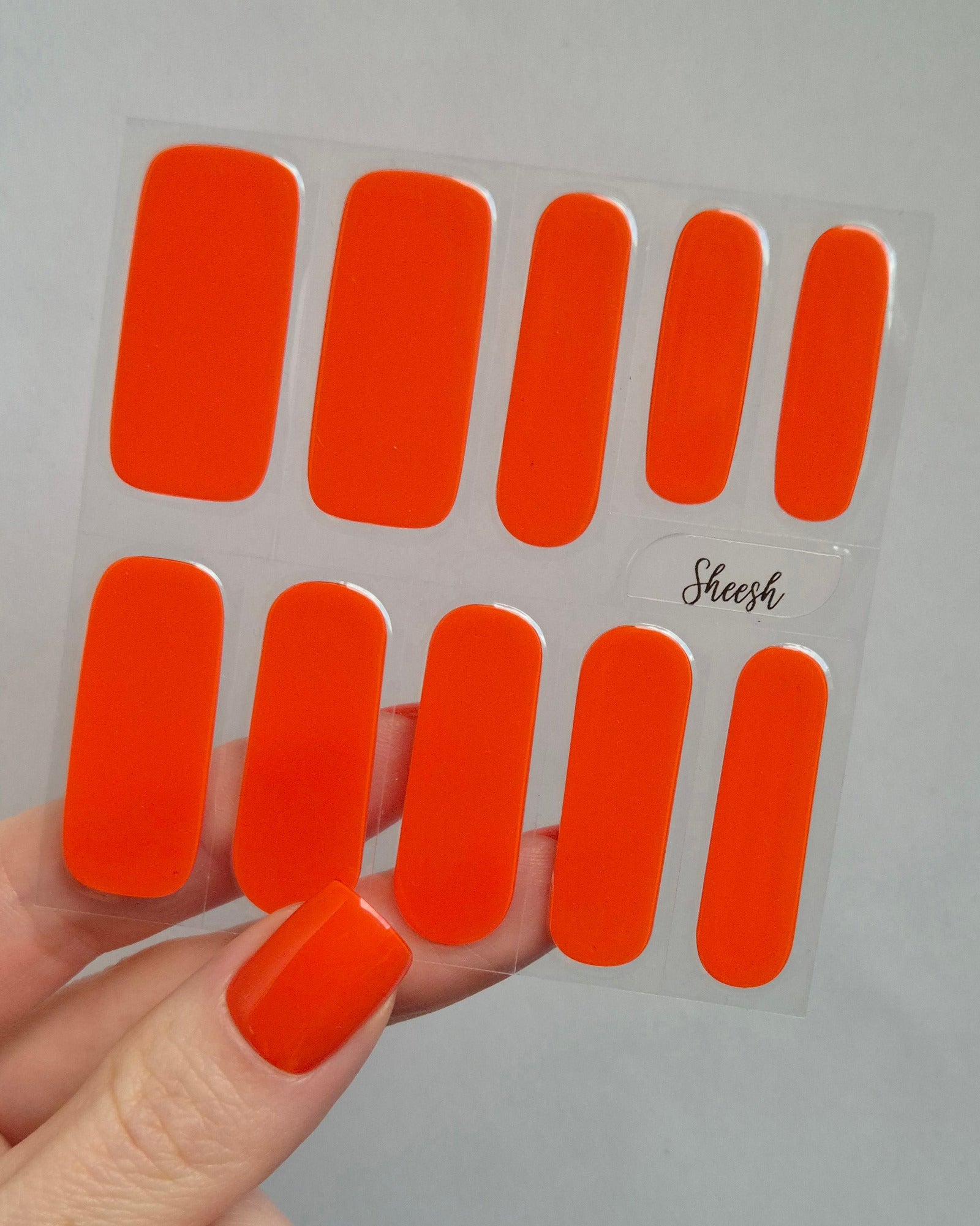 Sheesh Nails – Lollipop – leuchtend orangefarbene Nagelfolien mit intensivem Hochglanz-Finish und sommerlicher Ausstrahlung. Perfekte Passform und langanhaltender Halt für auffällige, fröhliche Maniküren mit Trendfaktor. Ideal für sonnige Tage, Partys und kreative Nageldesigns.