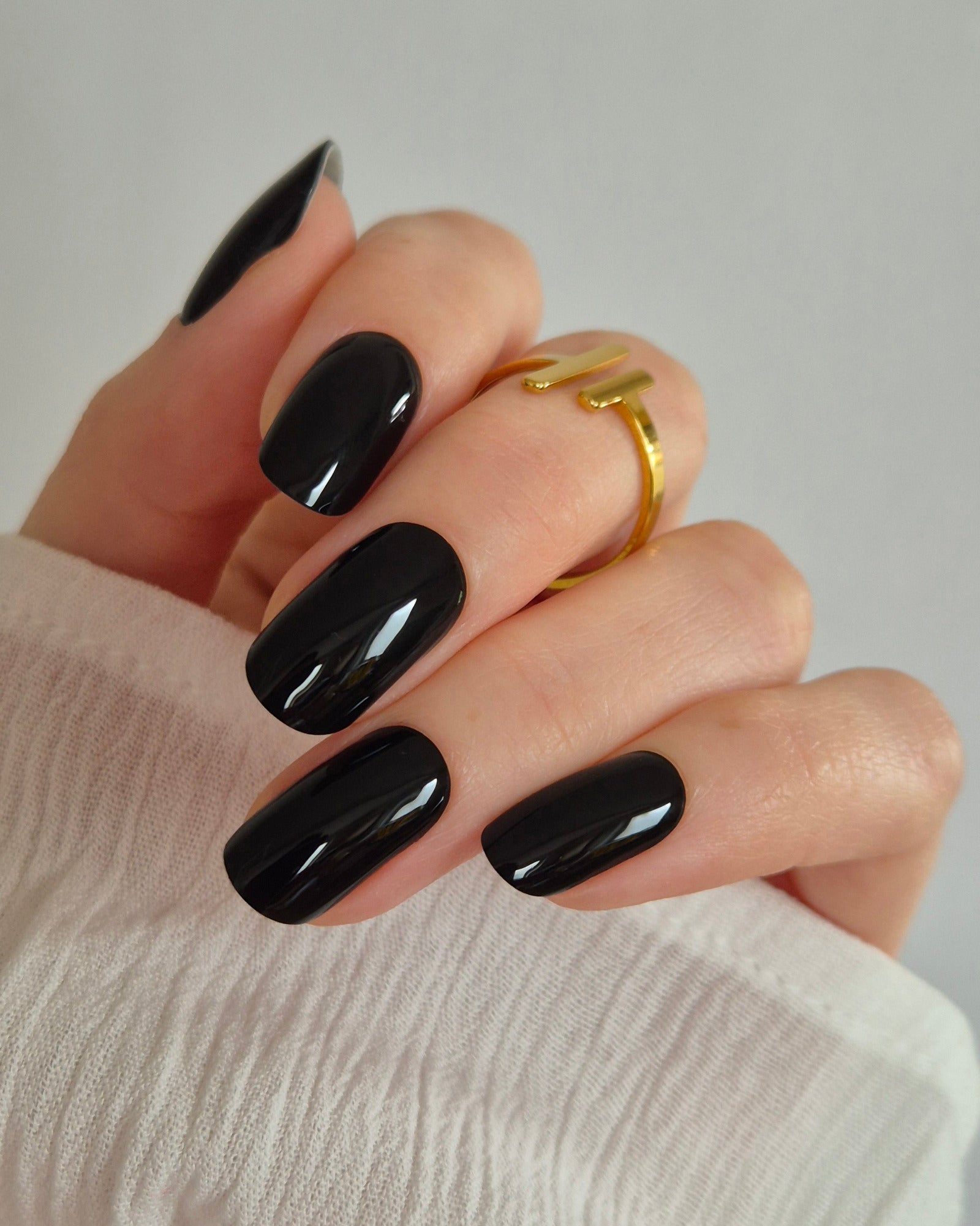 Sheesh Nails – Midnight Swim – tiefschwarze, hochglänzende Nagelfolien mit edlem Spiegel-Finish. Perfekte Passform und langanhaltender Halt für elegante, dramatische Maniküren mit luxuriösem Abend-Look.