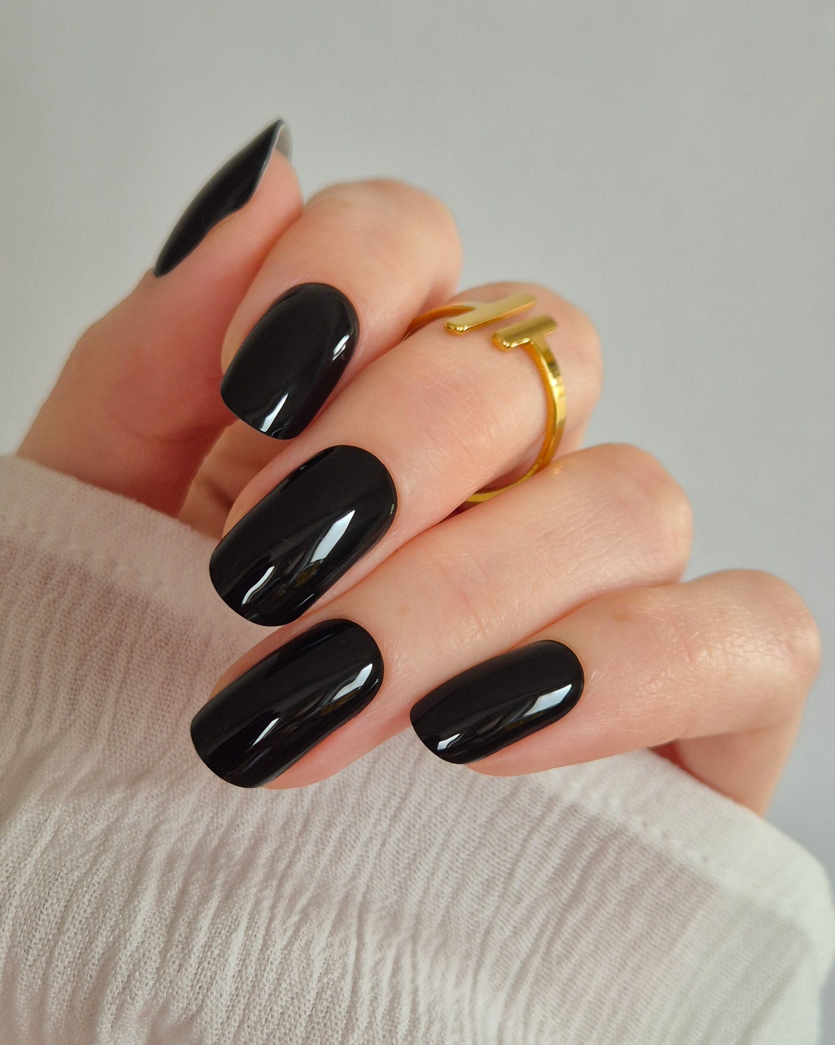 Sheesh Nails – Midnight Swim– tiefschwarze, hochglänzende Nagelfolien mit edlem Spiegel-Finish. Perfekte Passform und langanhaltender Halt für elegante, dramatische Maniküren mit luxuriösem Abend-Look.