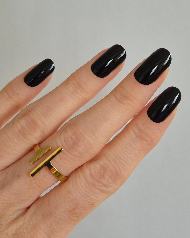 Sheesh Nails – Midnight Swim– tiefschwarze, hochglänzende Nagelfolien mit edlem Spiegel-Finish. Perfekte Passform und langanhaltender Halt für elegante, dramatische Maniküren mit luxuriösem Abend-Look.