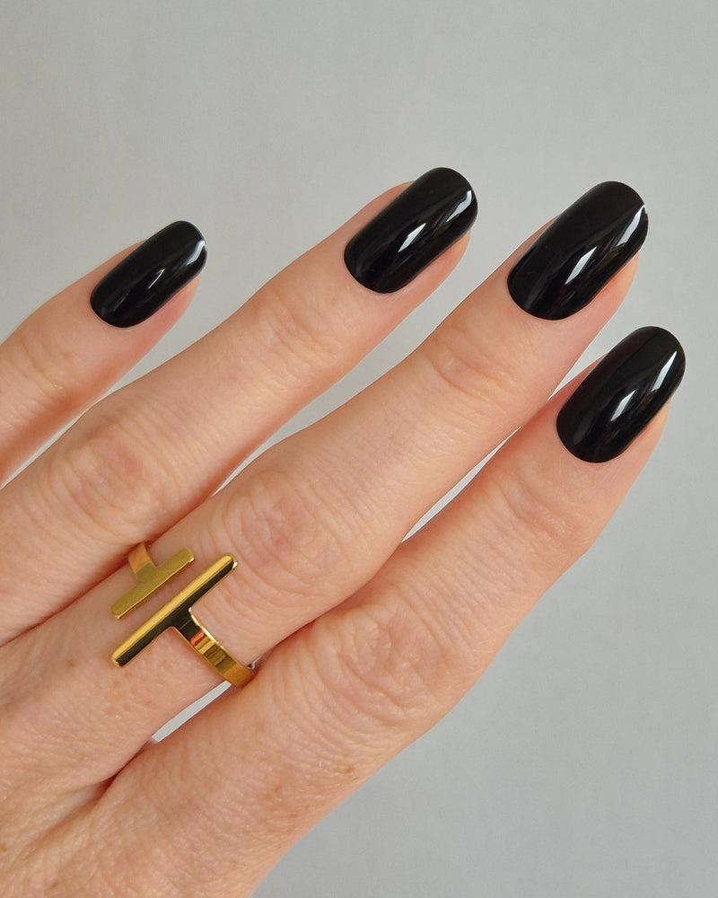 Sheesh Nails – Midnight Swim– tiefschwarze, hochglänzende Nagelfolien mit edlem Spiegel-Finish. Perfekte Passform und langanhaltender Halt für elegante, dramatische Maniküren mit luxuriösem Abend-Look.