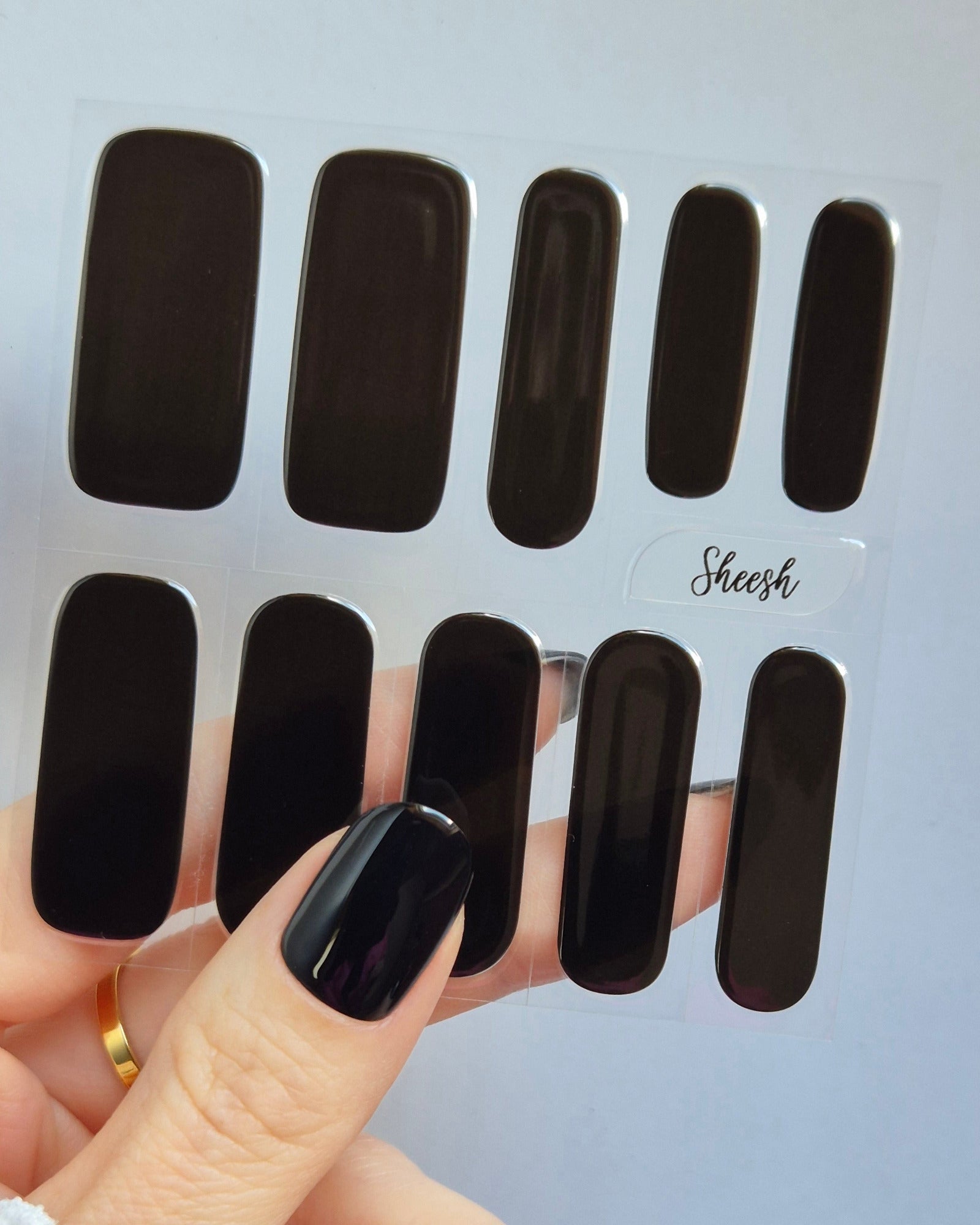 Sheesh Nails – Midnight – tiefschwarze Nagelfolien mit intensivem Hochglanz-Finish. Perfekte Passform und starker Halt für elegante, ausdrucksstarke Maniküren mit edlem Statement-Look.
