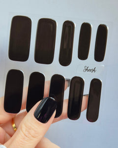 Sheesh Nails – Midnight Swim– tiefschwarze, hochglänzende Nagelfolien mit edlem Spiegel-Finish. Perfekte Passform und langanhaltender Halt für elegante, dramatische Maniküren mit luxuriösem Abend-Look.