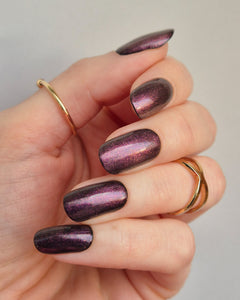 Sheesh Nails – Glitter & Grit Top Coat – glänzender Überlack mit feinen Glitzerpartikeln für extra Strahlkraft und langanhaltenden Schutz. Verleiht jeder Maniküre ein schimmerndes Finish und versiegelt Sheesh Nails Nagelfolien dauerhaft. Ideal für funkelnde Nail-Looks, Partys und besondere Anlässe.