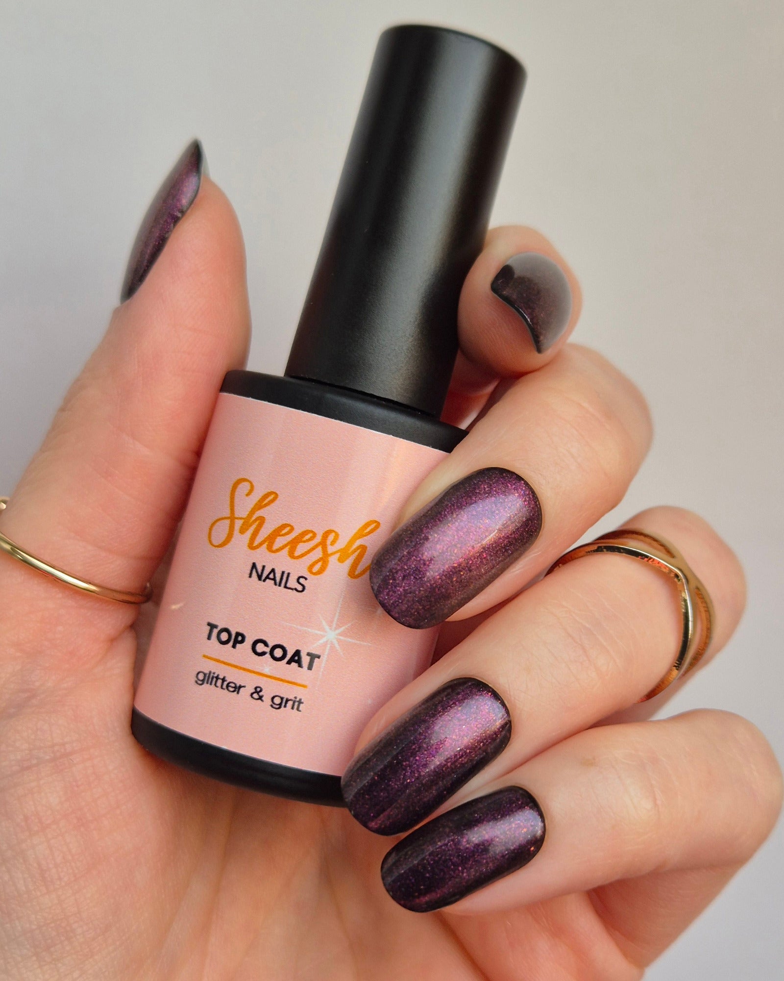 Sheesh Nails – Glitter & Grit Top Coat – glänzender Überlack mit feinen Glitzerpartikeln für extra Strahlkraft und langanhaltenden Schutz. Verleiht jeder Maniküre ein schimmerndes Finish und versiegelt Sheesh Nails Nagelfolien dauerhaft. Ideal für funkelnde Nail-Looks, Partys und besondere Anlässe.