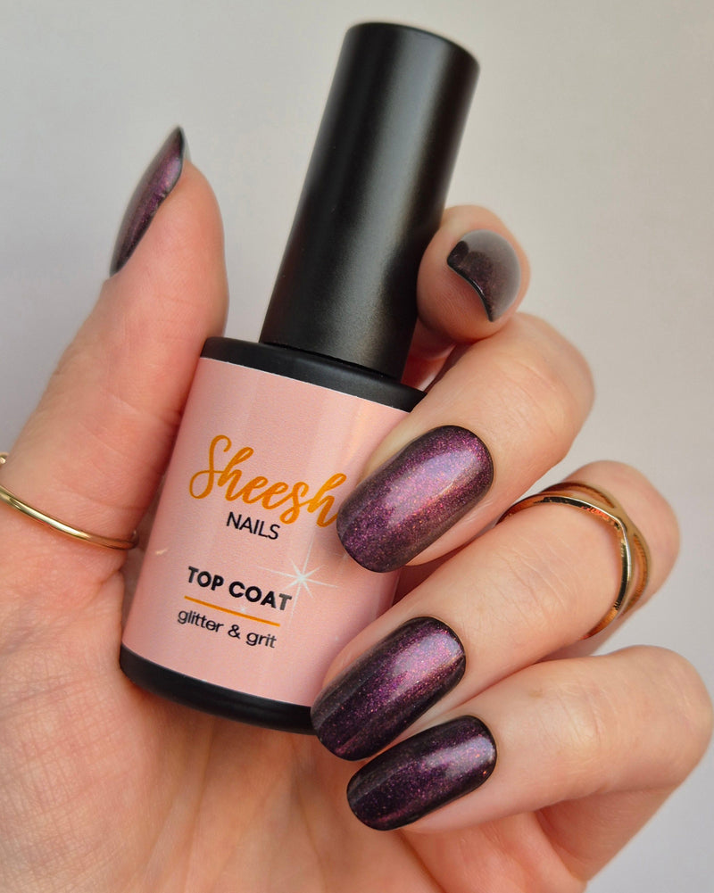 Sheesh Nails – Glitter & Grit Top Coat – glänzender Überlack mit feinen Glitzerpartikeln für extra Strahlkraft und langanhaltenden Schutz. Verleiht jeder Maniküre ein schimmerndes Finish und versiegelt Sheesh Nails Nagelfolien dauerhaft. Ideal für funkelnde Nail-Looks, Partys und besondere Anlässe.