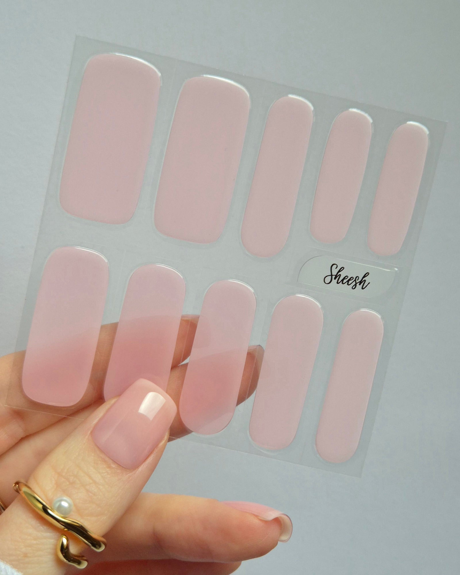 Sheesh Nails – Milkshake – zart rosafarbene Nagelfolien mit glänzendem Finish für einen natürlichen, femininen Look. Sanfter Pastellton, perfekt für elegante Alltagsmaniküren. Langanhaltende Haftbarkeit und makellose Passform für gepflegte Nägel mit dezenter, moderner Ausstrahlung.