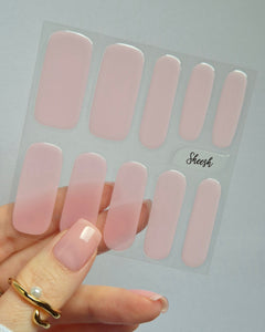 Sheesh Nails – Milkshake – zart rosafarbene Nagelfolien mit glänzendem Finish für einen natürlichen, femininen Look. Sanfter Pastellton, perfekt für elegante Alltagsmaniküren. Langanhaltende Haftbarkeit und makellose Passform für gepflegte Nägel mit dezenter, moderner Ausstrahlung.