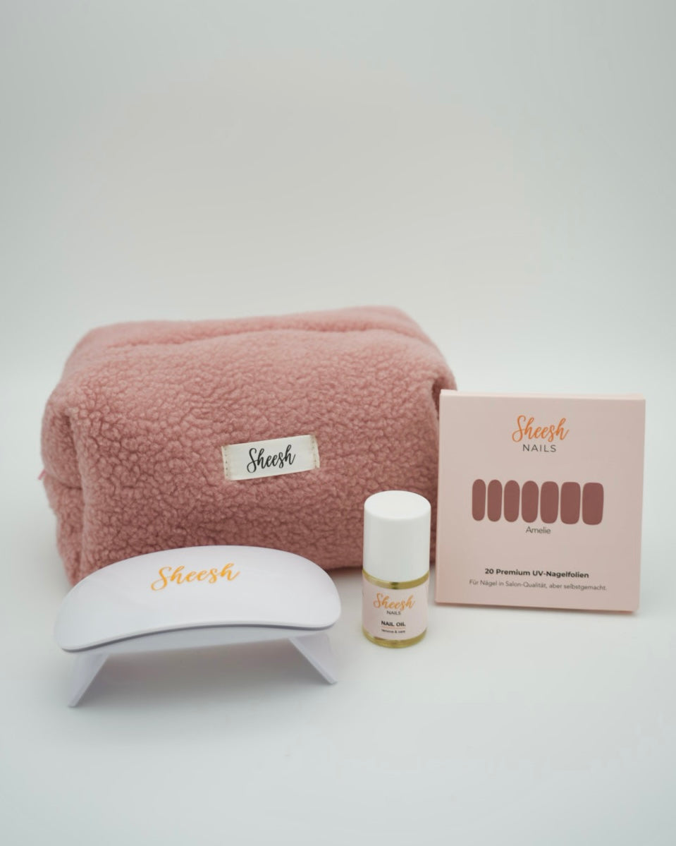 Rosa Teddytasche von Sheesh Nails mit UV-Nagelfolien, Mini-UV-Lampe und Nagelöl – perfektes Starter-Set für DIY-Maniküre und gepflegte Nägel.