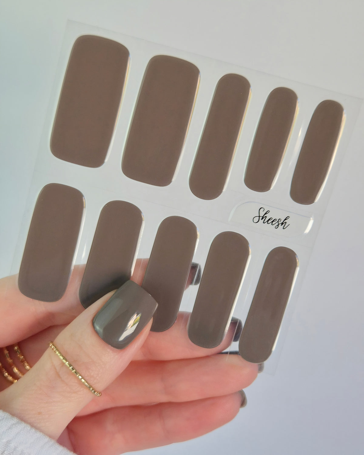 Sheesh Nails Nagelfolien in elegantem Taupe – edle, glänzende Nagelfolien im modernen Nude-Look, perfekt für eine stilvolle Maniküre mit natürlicher Ästhetik.