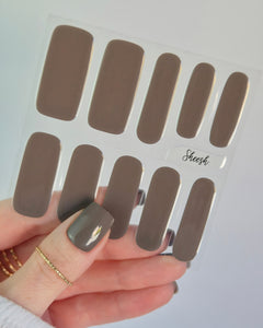 Sheesh Nails Nagelfolien in elegantem Taupe – edle, glänzende Nagelfolien im modernen Nude-Look, perfekt für eine stilvolle Maniküre mit natürlicher Ästhetik.