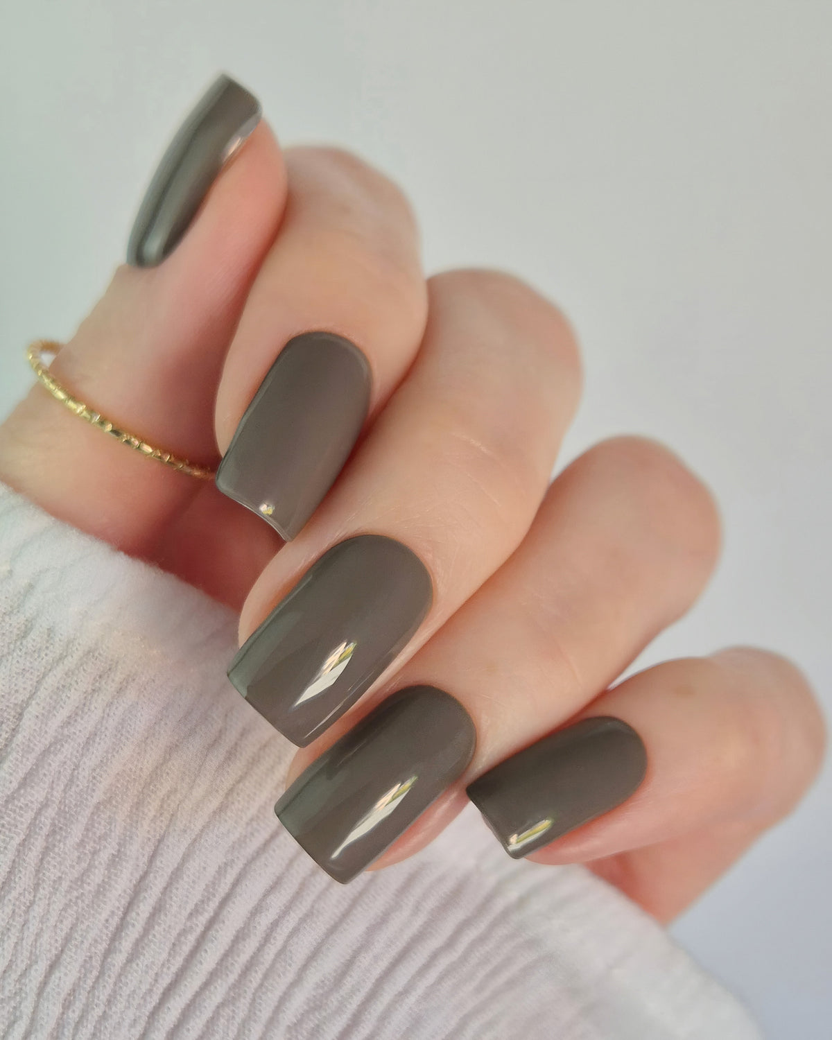 Sheesh Nails Nagelfolien in elegantem Taupe – edle, glänzende Nagelfolien im modernen Nude-Look, perfekt für eine stilvolle Maniküre mit natürlicher Ästhetik.
