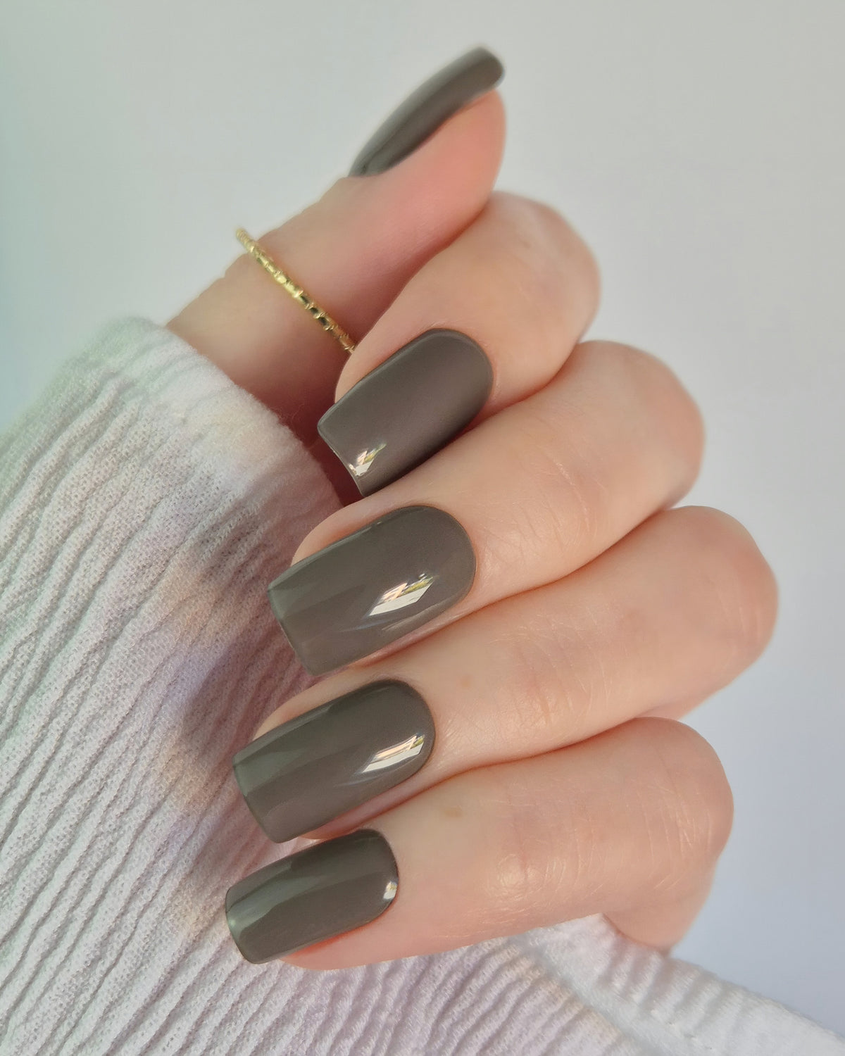 Sheesh Nails Nagelfolien in elegantem Taupe – edle, glänzende Nagelfolien im modernen Nude-Look, perfekt für eine stilvolle Maniküre mit natürlicher Ästhetik.