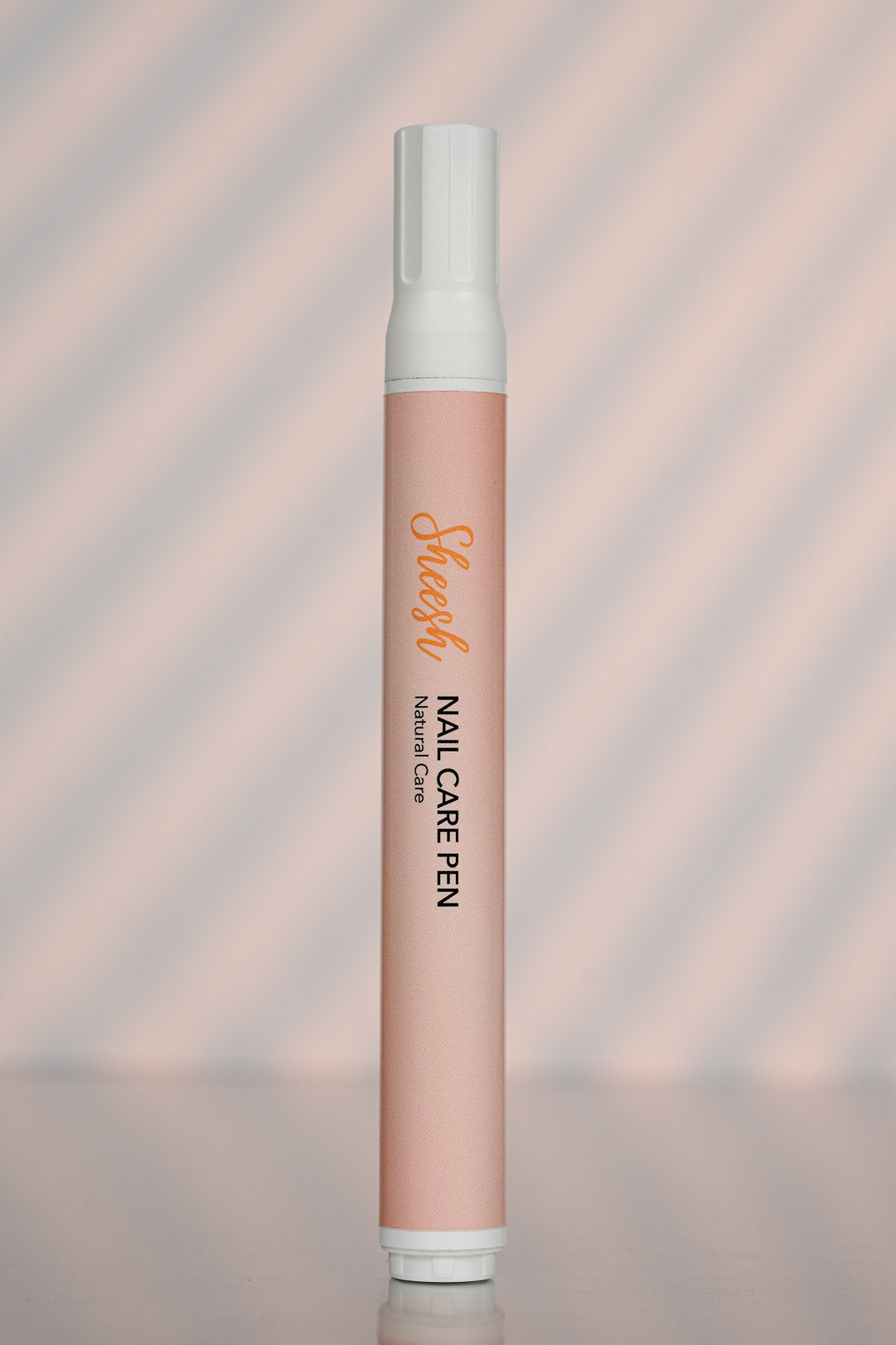 Produktfoto des Sheesh Nails Nail Care Pen. Der pflegende Nagelstift spendet Feuchtigkeit, stärkt die Nägel und pflegt die Nagelhaut mit natürlichen Ölen. Ideal für die tägliche Anwendung zur Pflege nach der Maniküre oder zwischendurch – für gesunde, gepflegte Nägel mit Glanz.