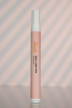 Produktfoto des Sheesh Nails Nail Care Pen. Der pflegende Nagelstift spendet Feuchtigkeit, stärkt die Nägel und pflegt die Nagelhaut mit natürlichen Ölen. Ideal für die tägliche Anwendung zur Pflege nach der Maniküre oder zwischendurch – für gesunde, gepflegte Nägel mit Glanz.