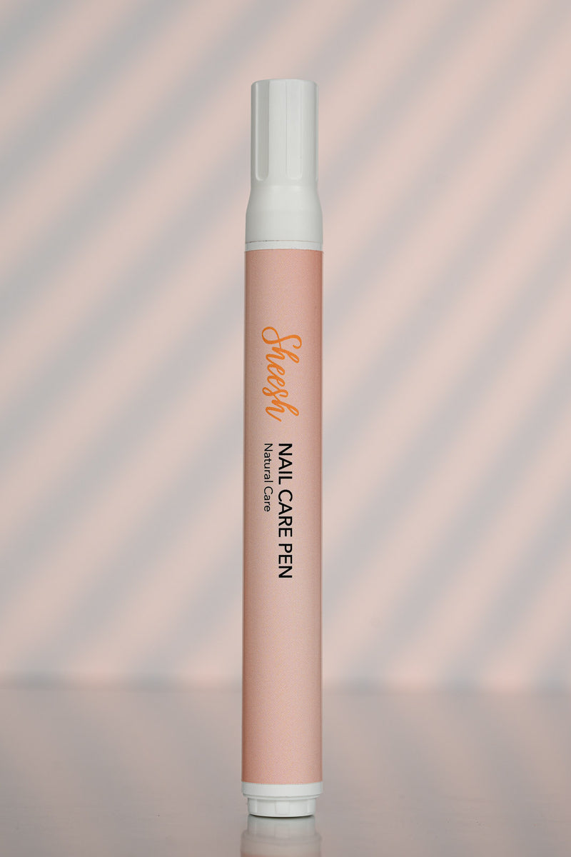 Produktfoto des Sheesh Nails Nail Care Pen. Der pflegende Nagelstift spendet Feuchtigkeit, stärkt die Nägel und pflegt die Nagelhaut mit natürlichen Ölen. Ideal für die tägliche Anwendung zur Pflege nach der Maniküre oder zwischendurch – für gesunde, gepflegte Nägel mit Glanz.