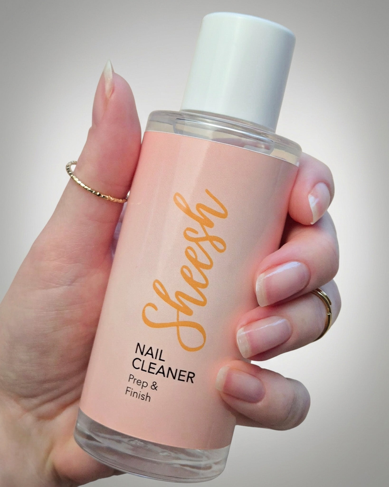 Sheesh Nails Nail Cleaner „Prep & Finish“ – klarer Nagelreiniger in transparenter 100-ml-Flasche mit weißem Deckel, Produktfoto auf grauen Hintergrund