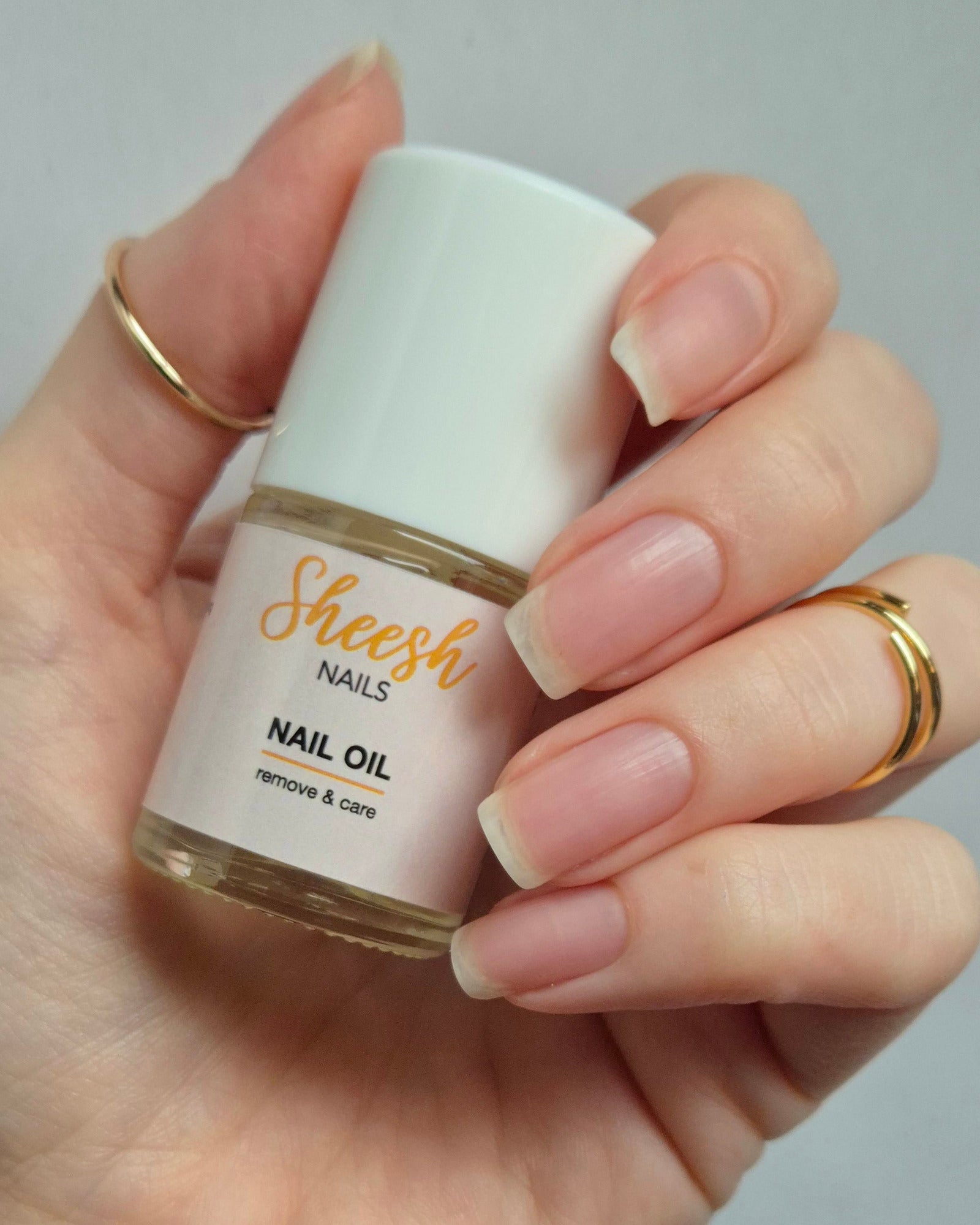 Sheesh Nails – Nail Oil – pflegendes Nagelöl zur sanften Entfernung von Nagelfolien und zur intensiven Pflege der Nagelhaut. Mit pflegender Formel für geschmeidige, gepflegte Nägel und natürlichen Glanz. Ideal zur Anwendung nach dem Entfernen von Folien oder für die tägliche Nagelpflege.