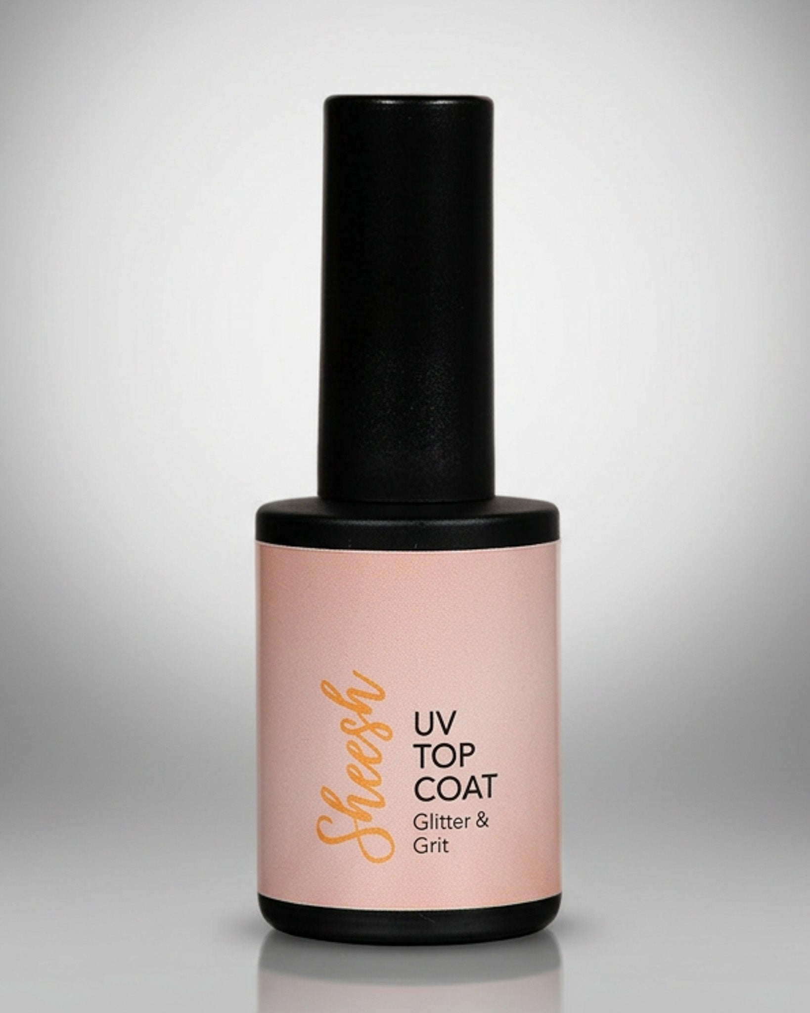 Sheesh Nails – Glitter & Grit Top Coat – glänzender Überlack mit feinen Glitzerpartikeln für extra Strahlkraft und langanhaltenden Schutz. Verleiht jeder Maniküre ein schimmerndes Finish und versiegelt Sheesh Nails Nagelfolien dauerhaft. Ideal für funkelnde Nail-Looks, Partys und besondere Anlässe.