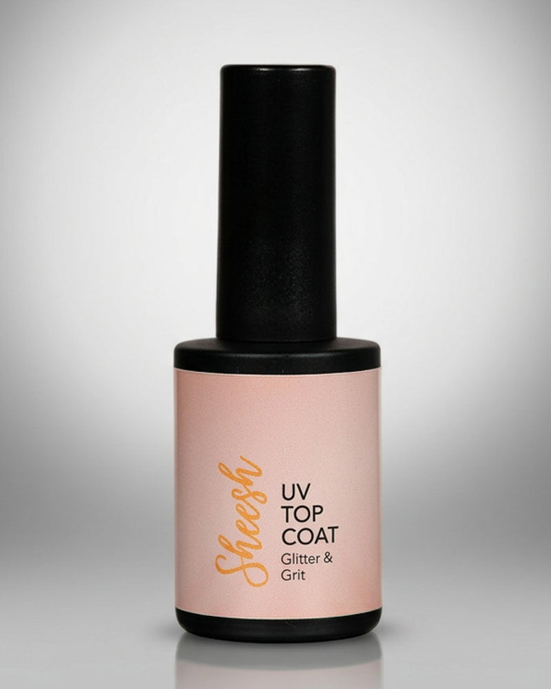 Sheesh Nails – Glitter & Grit Top Coat – glänzender Überlack mit feinen Glitzerpartikeln für extra Strahlkraft und langanhaltenden Schutz. Verleiht jeder Maniküre ein schimmerndes Finish und versiegelt Sheesh Nails Nagelfolien dauerhaft. Ideal für funkelnde Nail-Looks, Partys und besondere Anlässe.