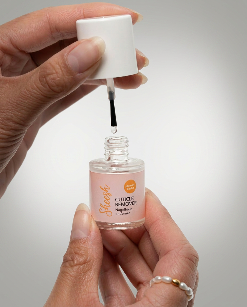 Sheesh Nails Nagelhautentferner mit geöffnetem Pinselapplikator, pflanzenbasiert zur sanften Entfernung überschüssiger Nagelhaut.
