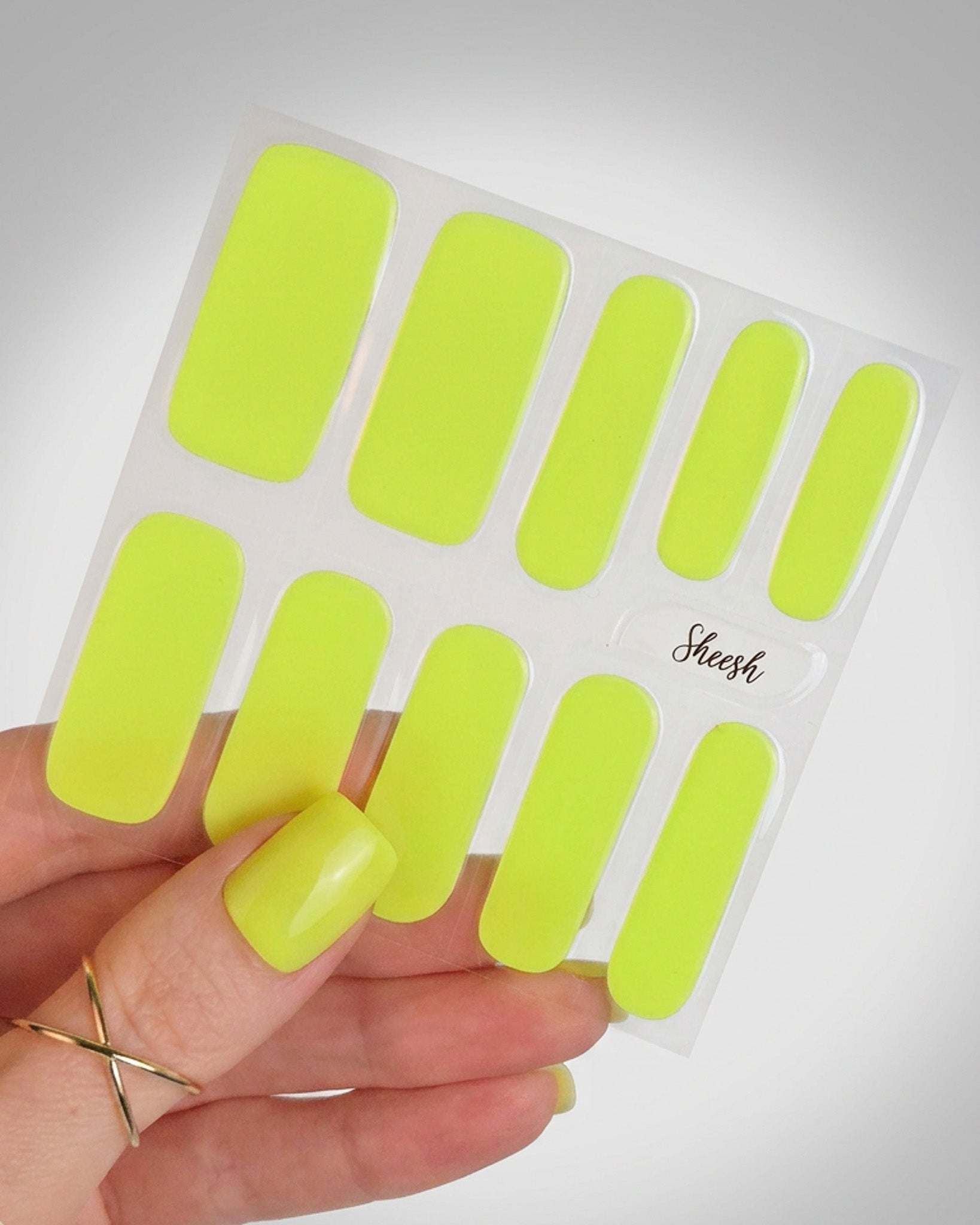 Sheesh Nails – Neon Nights – leuchtend gelbe Nagelfolien mit intensivem Glanz und perfekter Passform, auffälliger Look für selbstbewusste Maniküren. Strahlendes Neon-Design für trendige Sommernägel und moderne Nailart.