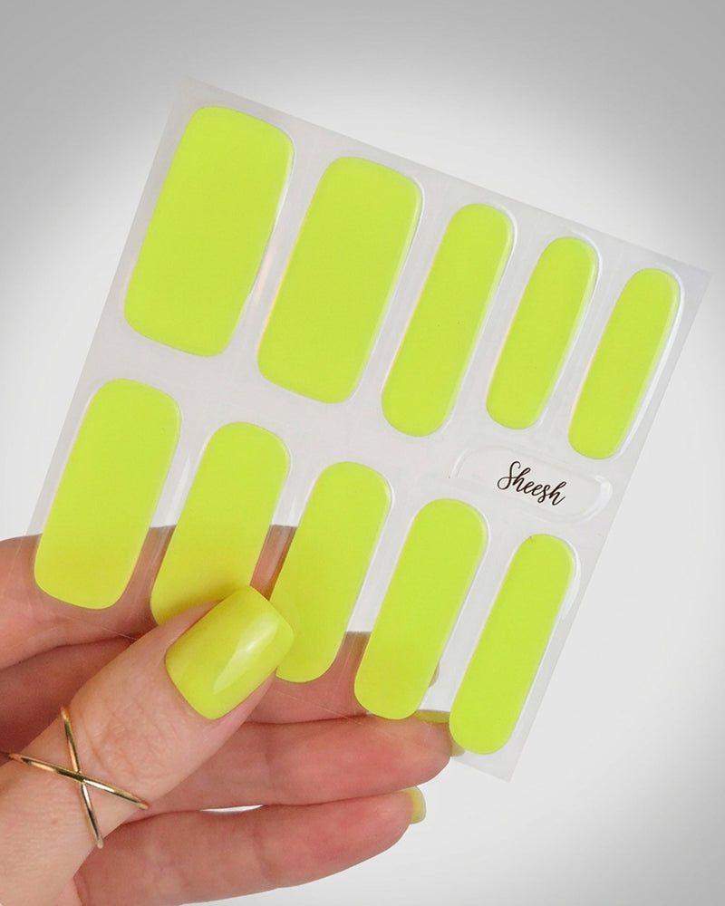 Sheesh Nails – Neon Nights – leuchtend gelbe Nagelfolien mit intensivem Glanz und perfekter Passform, auffälliger Look für selbstbewusste Maniküren. Strahlendes Neon-Design für trendige Sommernägel und moderne Nailart.