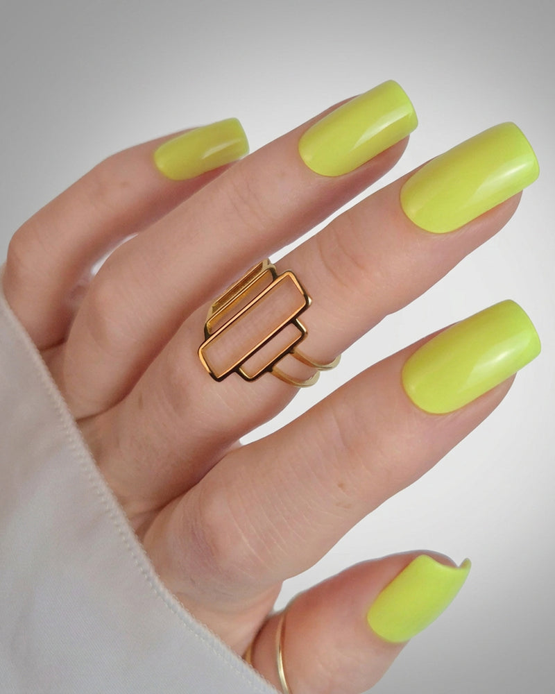 Sheesh Nails – Neon Nights – leuchtend gelbe Nagelfolien mit intensivem Glanz und perfekter Passform, auffälliger Look für selbstbewusste Maniküren. Strahlendes Neon-Design für trendige Sommernägel und moderne Nailart.