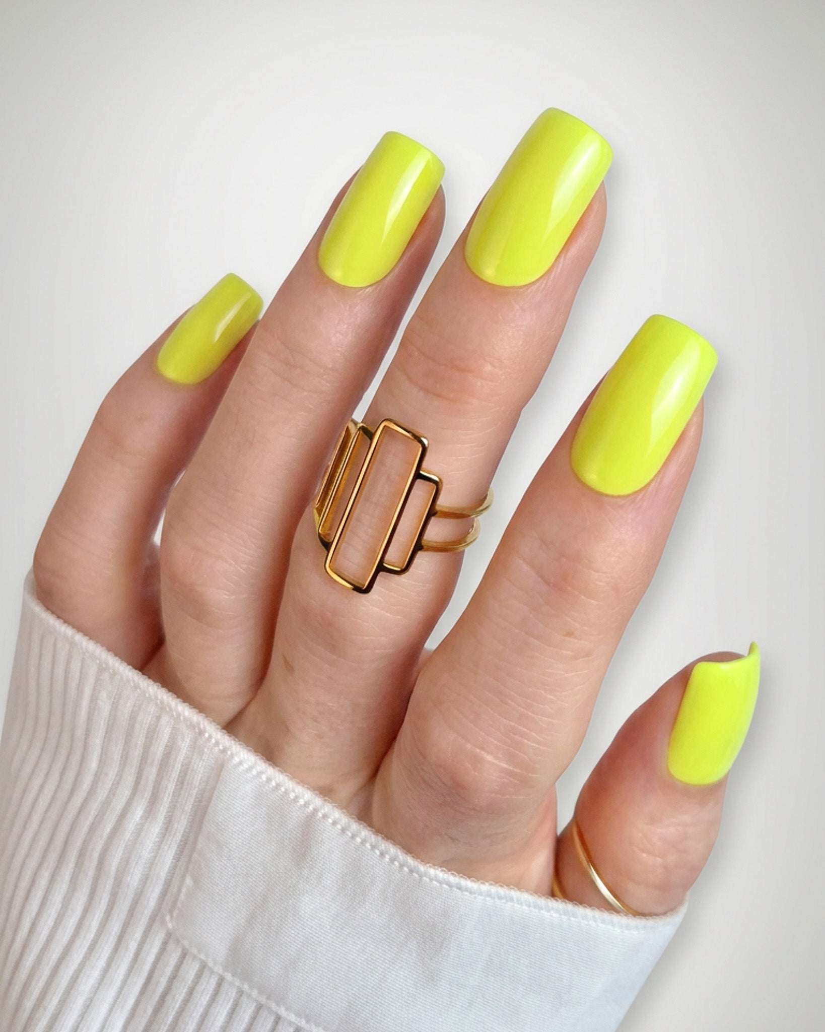 Sheesh Nails – Neon Nights – leuchtend gelbe Nagelfolien mit intensivem Glanz und perfekter Passform, auffälliger Look für selbstbewusste Maniküren. Strahlendes Neon-Design für trendige Sommernägel und moderne Nailart.