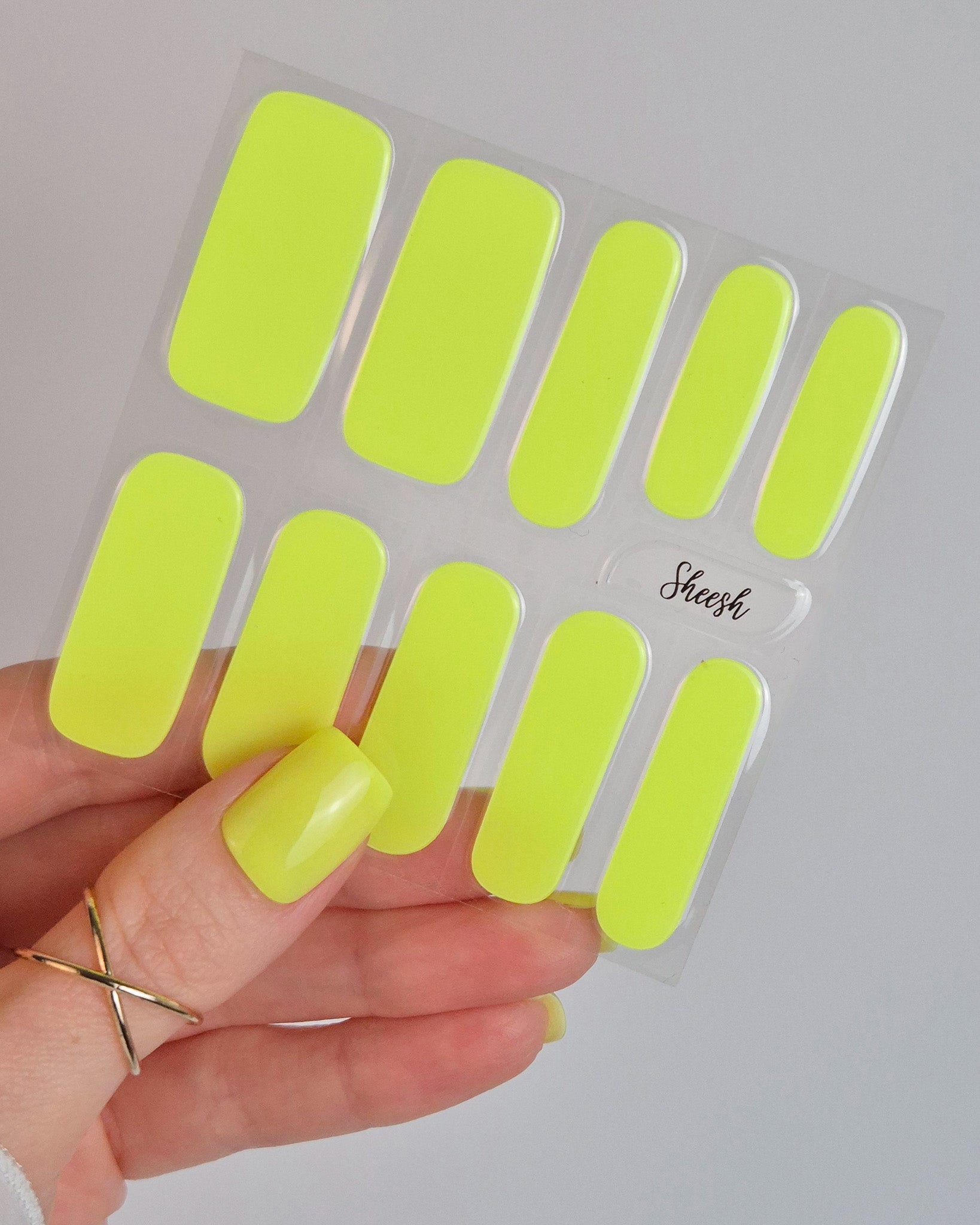 Sheesh Nails – Neon Nights – leuchtend gelbe Nagelfolien mit intensivem Glanz und perfekter Passform, auffälliger Look für selbstbewusste Maniküren. Strahlendes Neon-Design für trendige Sommernägel und moderne Nailart.