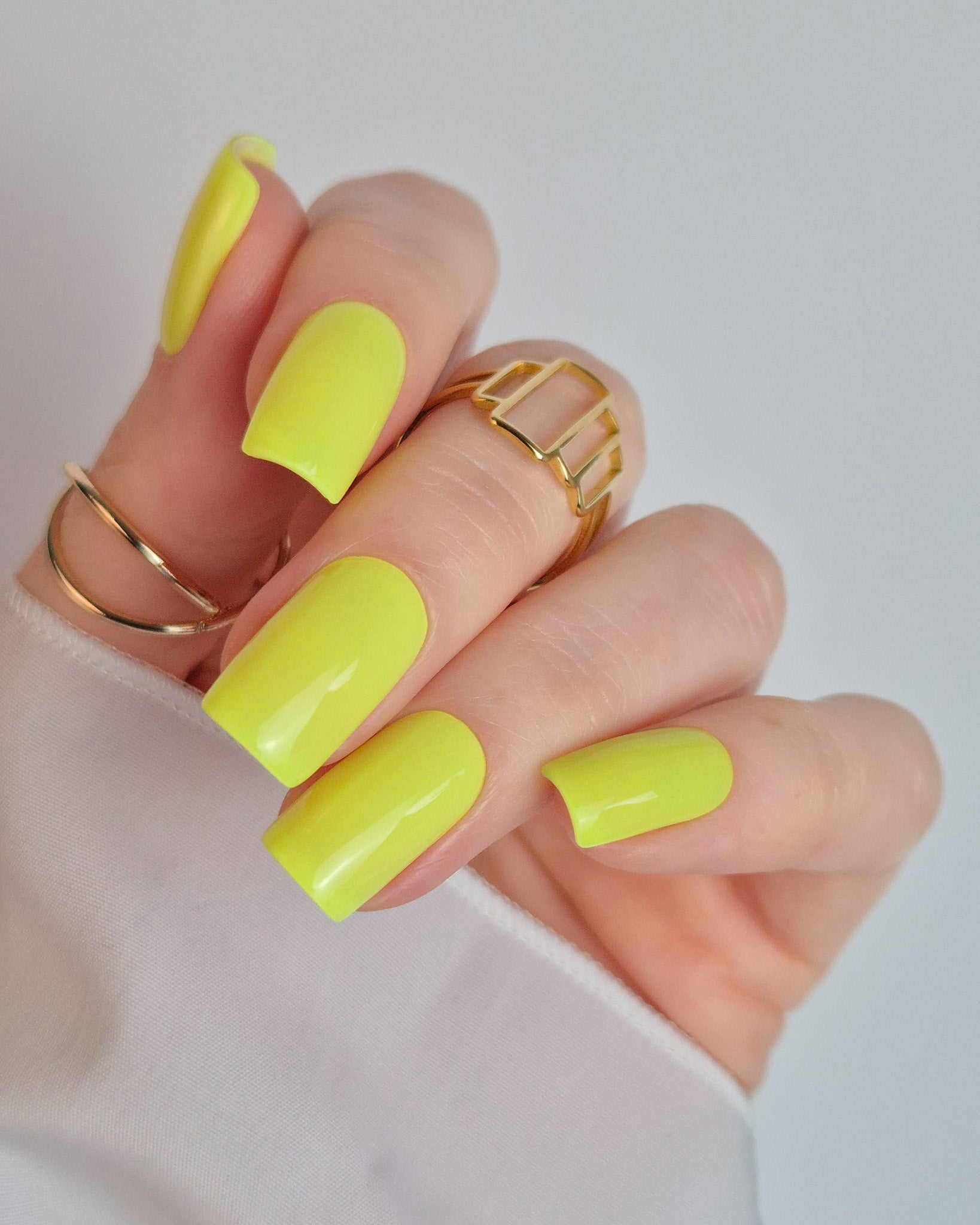 Sheesh Nails – Neon Nights – leuchtend gelbe Nagelfolien mit intensivem Glanz und perfekter Passform, auffälliger Look für selbstbewusste Maniküren. Strahlendes Neon-Design für trendige Sommernägel und moderne Nailart.